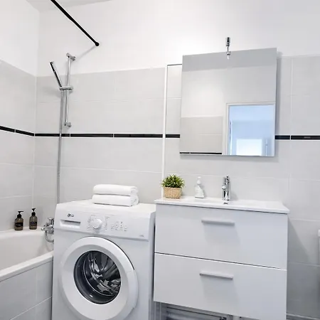 2 Mins From Train Station - Beautiful View On 17th Floor - Free Parking Space - Apartment