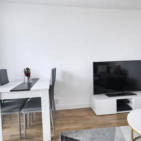 2 Mins From Train Station - Beautiful View On 17th Floor - Free Parking Space -