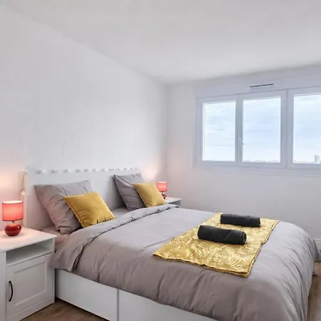 2 Mins From Train Station - Beautiful View On 17th Floor - Free Parking Space -