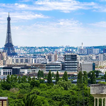 2 Mins From Train Station - Beautiful View On 17th Floor - Free Parking Space - *